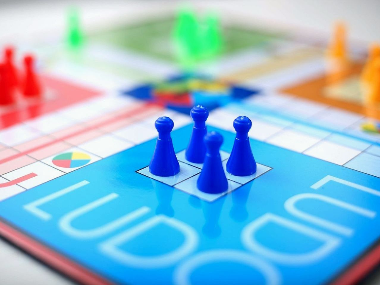 Caixa de jogos clássicos com componentes em madeira e dados artesanais