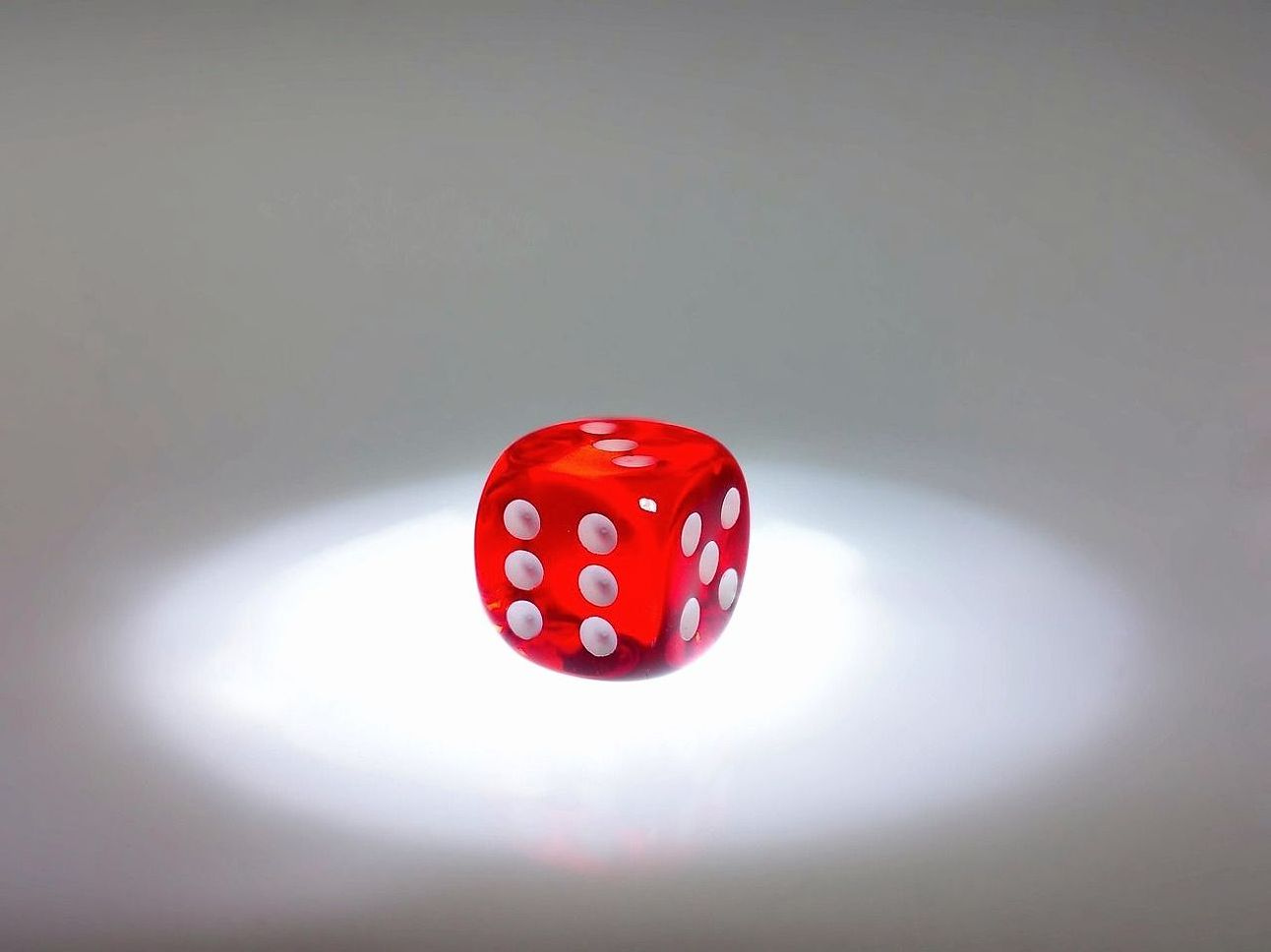 Dados coloridos sendo dispostos sobre a mesa de jogo